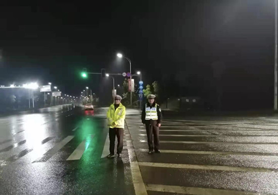 岳塘交警加強(qiáng)路面管控 保障低溫雨雪天氣道路安全暢通