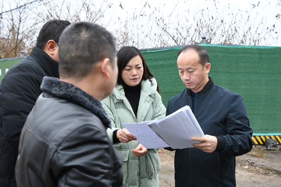 肖定安调研幼儿园安全,疫情防控及和平完小易址重建工作