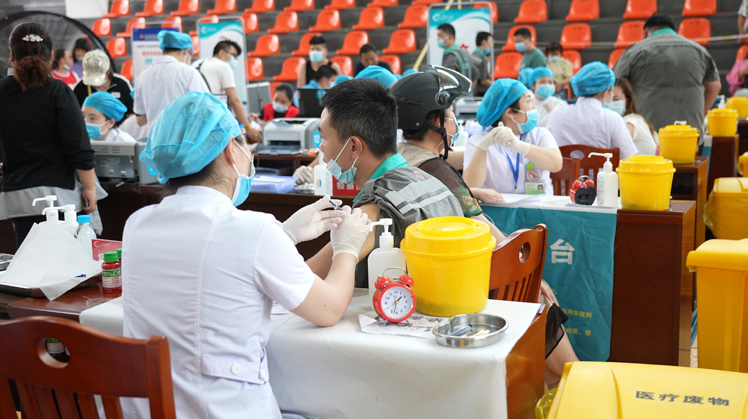 岳塘街道菊花塘社区组织300名网约车驾驶员集中接种新冠疫苗