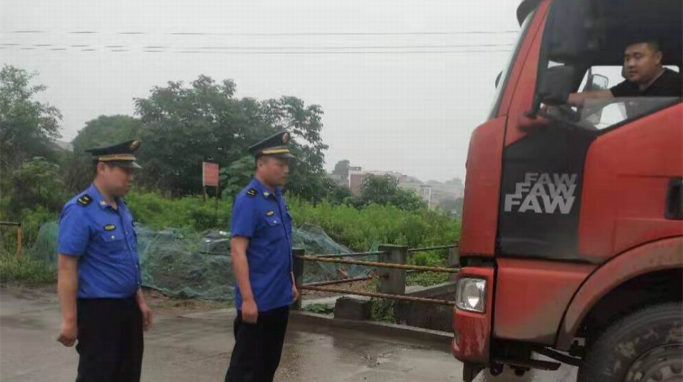 岳塘區(qū)城管執(zhí)法局渣土中隊集中整治鐵牛路運輸車輛亂象