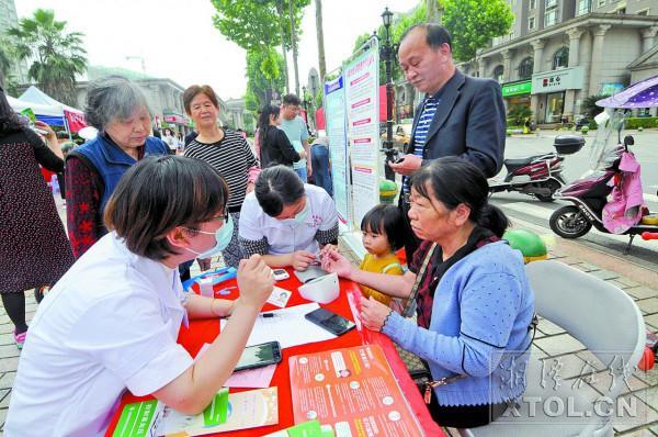 【湘潭日報】岳塘區(qū)寶塔街道聯(lián)合湘潭醫(yī)衛(wèi)職校開展集中宣傳服務活動