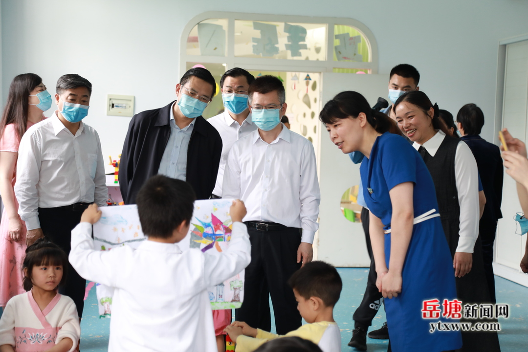 何俊峰與岳塘區(qū)火炬幼兒園、湖湘學(xué)校少年兒童共慶“六一”