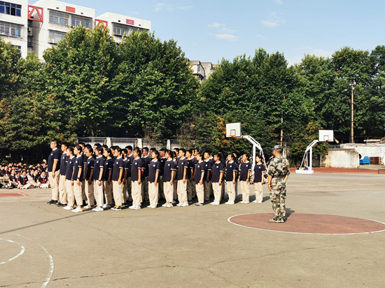 湘鋼二中：軍訓(xùn)場上吹響初三起航“號角”