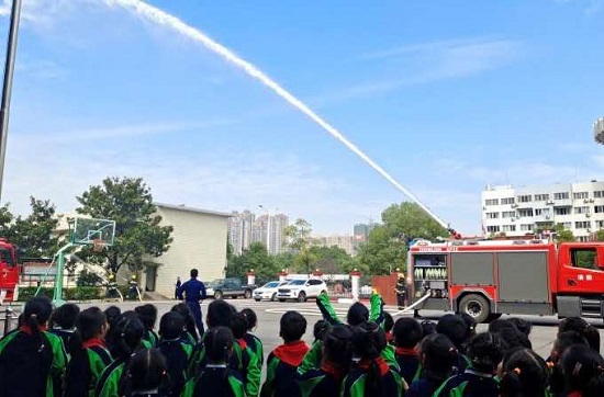 红霞学校学子走进消防救援站参观学习