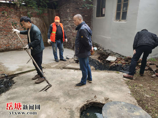 解民憂 新塘社區(qū)幫助居民疏通下水道