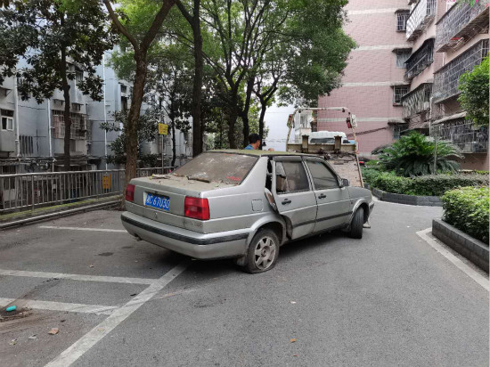 霞光社區(qū)開展“僵尸車”集中整治行動(dòng)