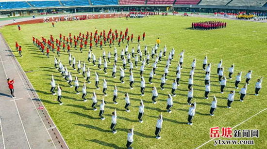 岳塘区1100余名教职工参加趣味运动会暨工间操比赛