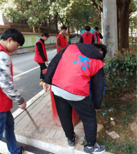 曙光社區(qū)組織開展環(huán)境衛(wèi)生大掃除志愿服務活動