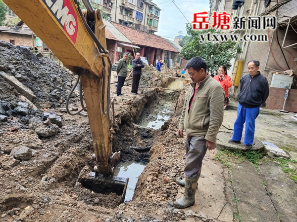 提升污水處置能力 區(qū)住建局對(duì)半邊街社區(qū)老舊小區(qū)進(jìn)行下水改造