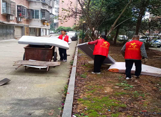 廢棄家具惹人煩 五星村及時清運獲村民點贊