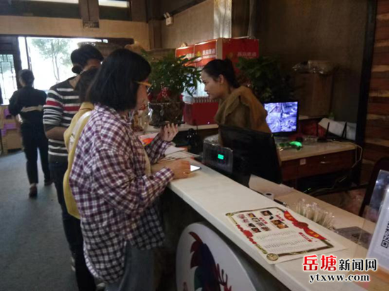 向陽社區(qū)開展餐飲店鋪油煙專項(xiàng)整治活動