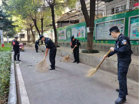 霞光社區(qū)組織轄區(qū)快警、退役軍人開(kāi)展衛(wèi)生大清掃志愿活動(dòng)