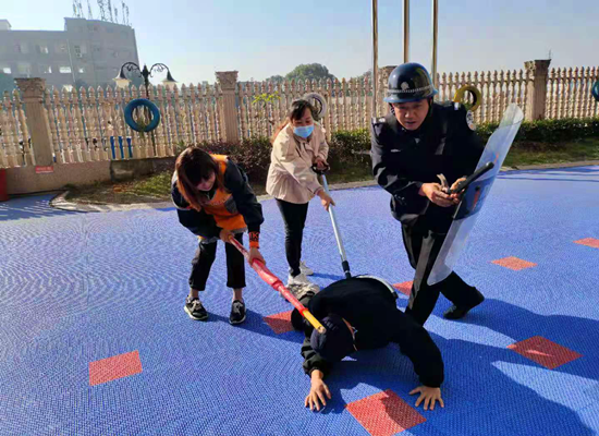 霞城街道：朗朗幼兒園開(kāi)展防暴應(yīng)急演練