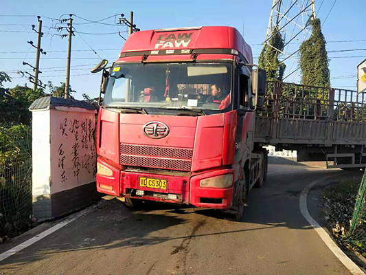 貨車撞墻留隱患 陽塘村及時(shí)處置保安全