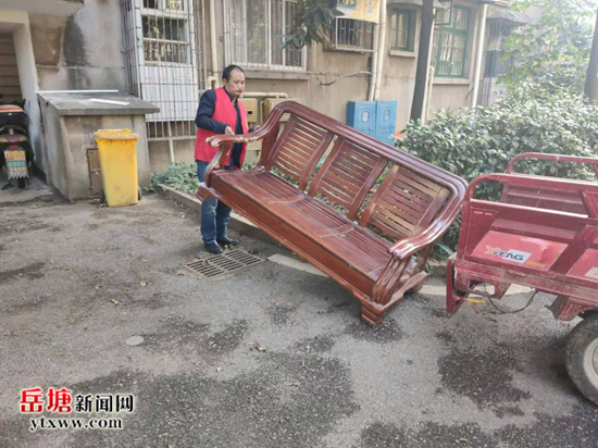 新塘社區(qū)清理廢舊家具 助力創(chuàng)建省級文明衛(wèi)生單位