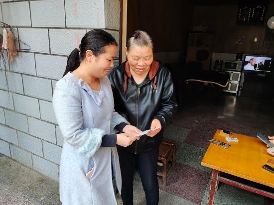 貼心服務 芙蓉社區(qū)送證上門