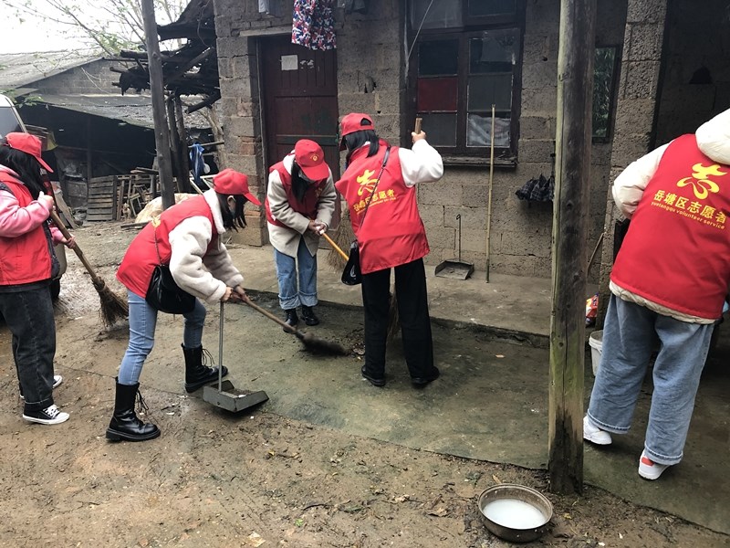 团区委组织高校青年志愿者进村开展卫生大扫除