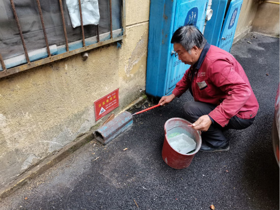 霞光社區(qū)開展冬季病媒生物防制行動