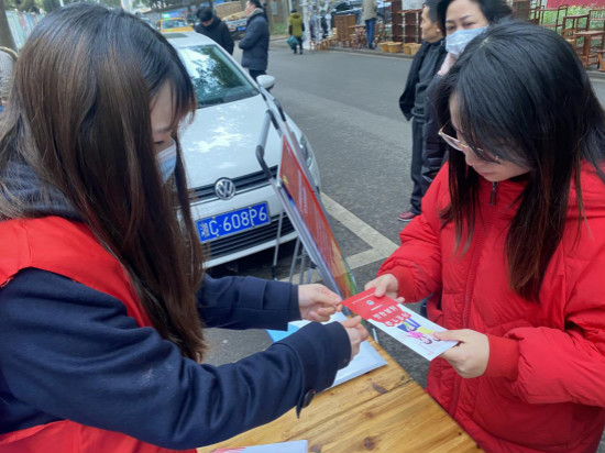 曙光社區(qū)開展“憲法+禁毒”知識宣傳活動