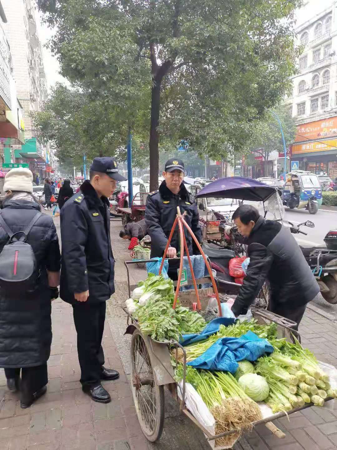 區(qū)城管執(zhí)法局：周末持續(xù)開展市容環(huán)境綜合整治工作