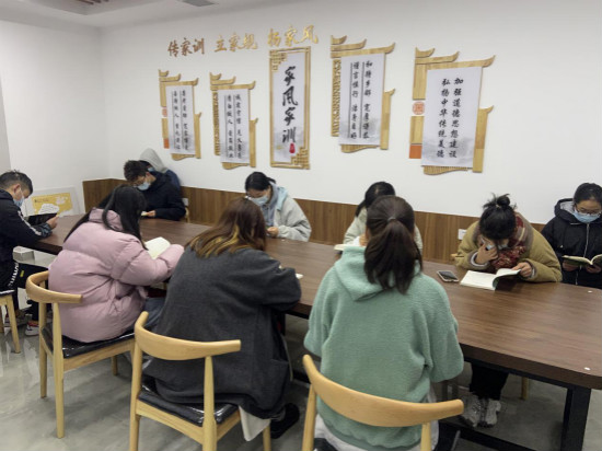 曙光社區(qū)開(kāi)展“浸潤(rùn)書(shū)香好時(shí)光”讀書(shū)會(huì)活動(dòng)