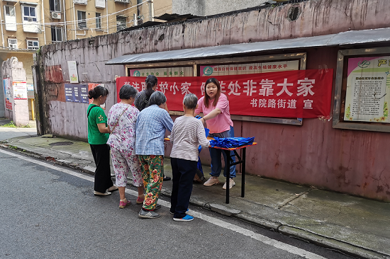 葩金社區(qū)開展“學(xué)法用法護(hù)小家，防非處非靠大家”宣傳活動