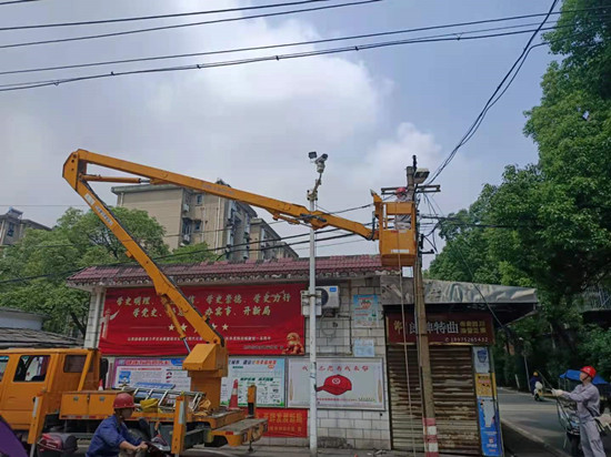 泗神廟社區(qū)及時(shí)維護(hù)路燈方便居民出行