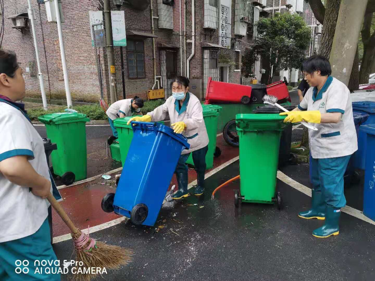 我為群眾辦實(shí)事 新塘社區(qū)集中清洗垃圾桶