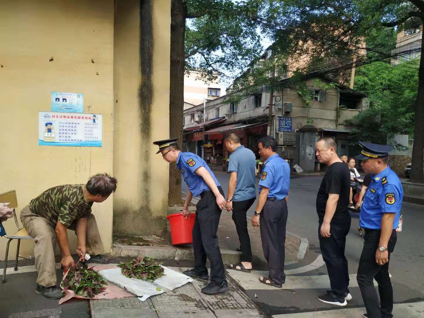 區(qū)城管執(zhí)法局：全力推進農(nóng)貿(mào)市場周邊環(huán)境衛(wèi)生綜合整治