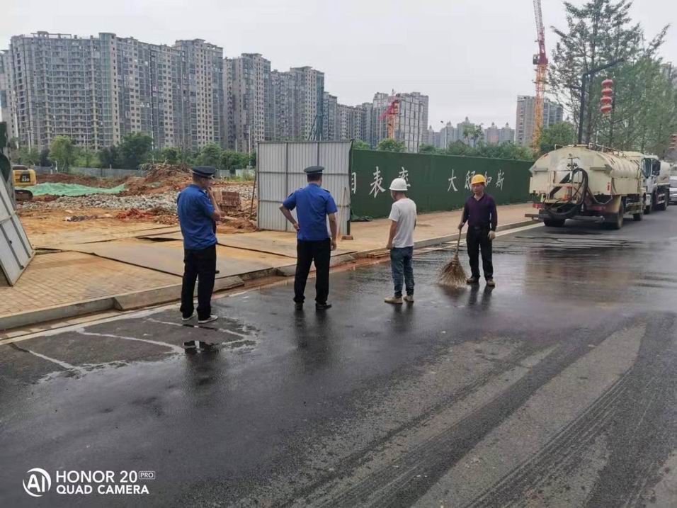 岳塘區(qū)城管執(zhí)法局渣土中隊及時處置車輛帶泥上路污染事件