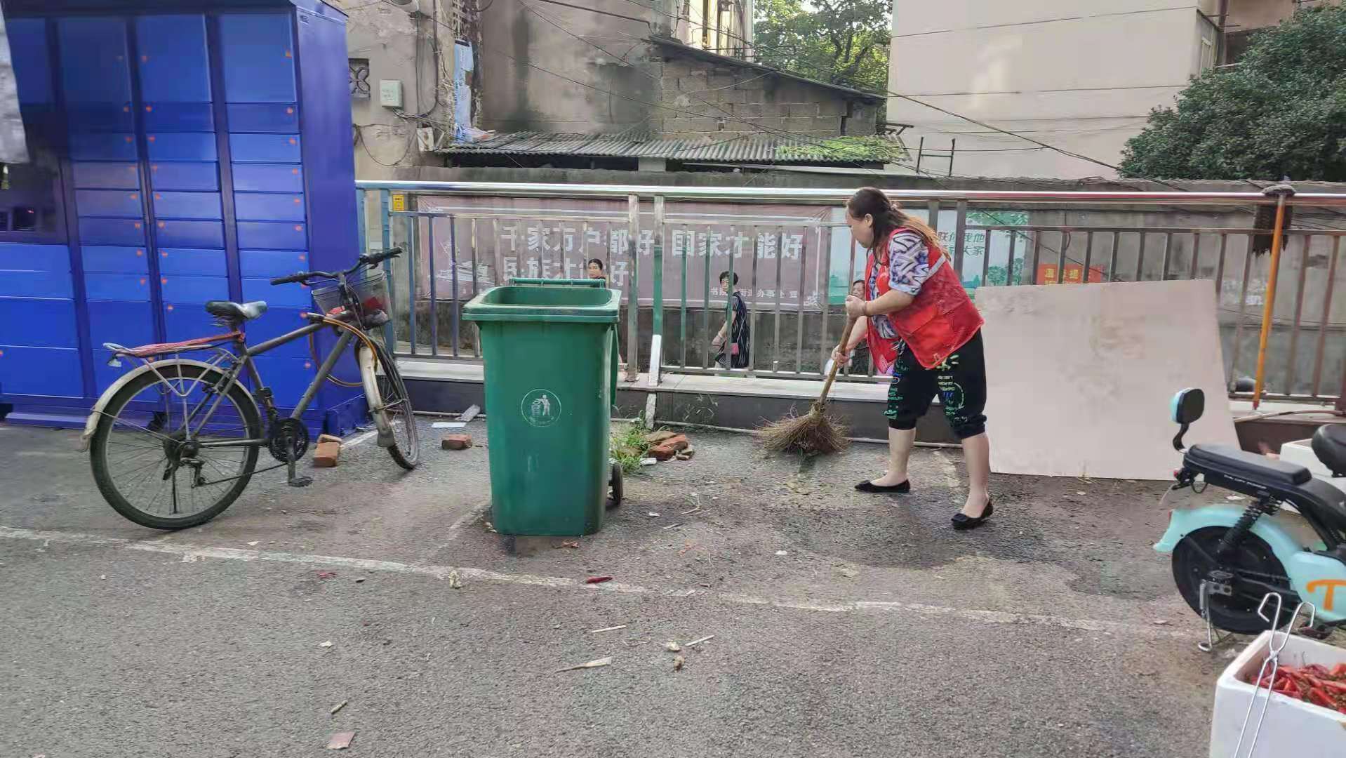 我為群眾辦實事 書院路街道開展“百人大清掃”活動