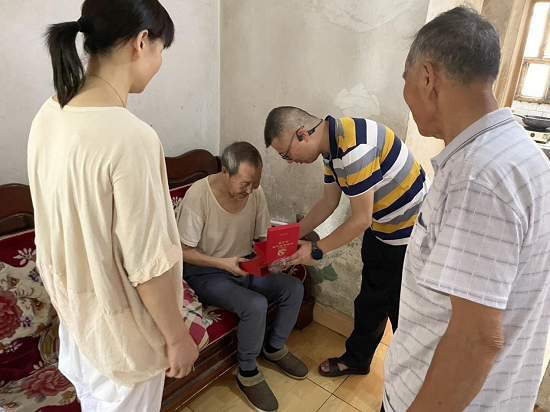 江濱社區(qū)為老黨員頒發(fā)“光榮在黨50年”紀(jì)念章