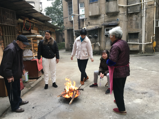 江濱社區(qū)整治燒火取暖  杜絕安全隱患