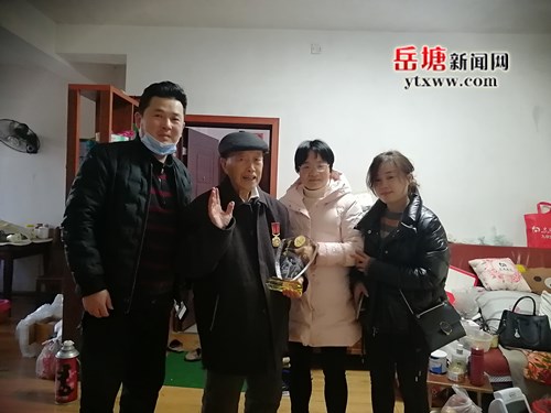 荷塘街道為參戰(zhàn)老兵上門送抗美援朝70周年紀(jì)念章