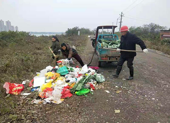 陽塘村常態(tài)化落實(shí)“河長制” 及時(shí)清理生活垃圾