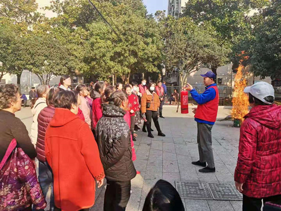 岳塘街道開(kāi)展“僑我們的幸福生活”消防滅火演練活動(dòng)