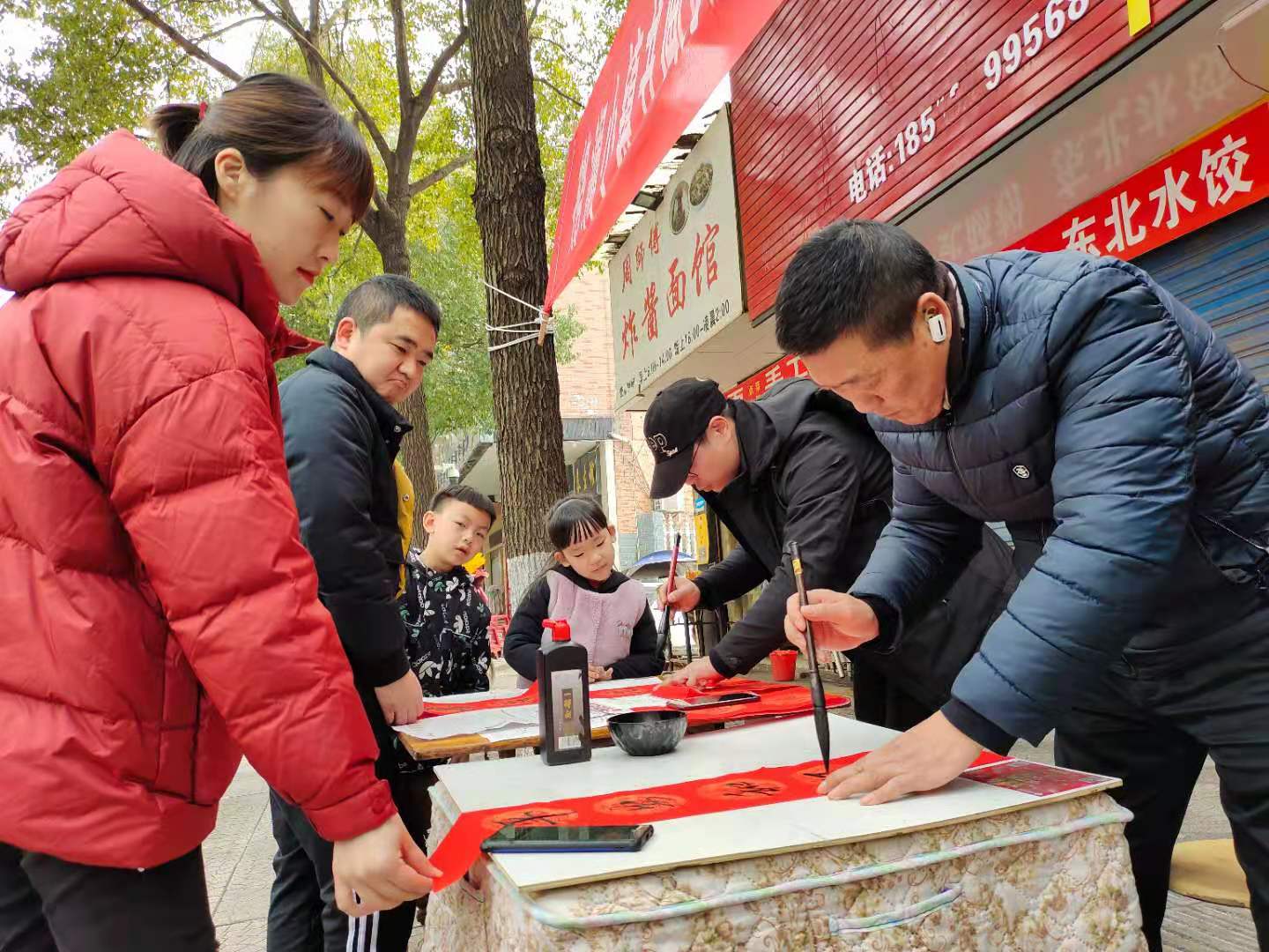 書院路街道龍山印社開展送春聯(lián)活動