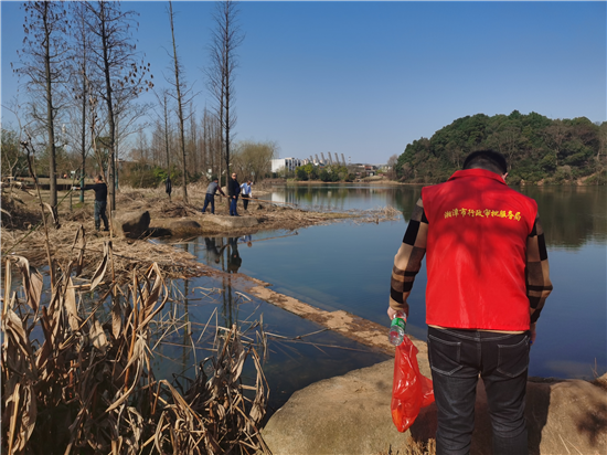 盤龍社區(qū)開展“黨建+河長(zhǎng)制”保護(hù)水資源、河湖環(huán)境整治行動(dòng)