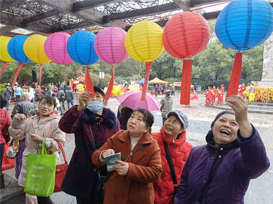 岳塘街道侨联组织侨界群众欢喜闹元宵