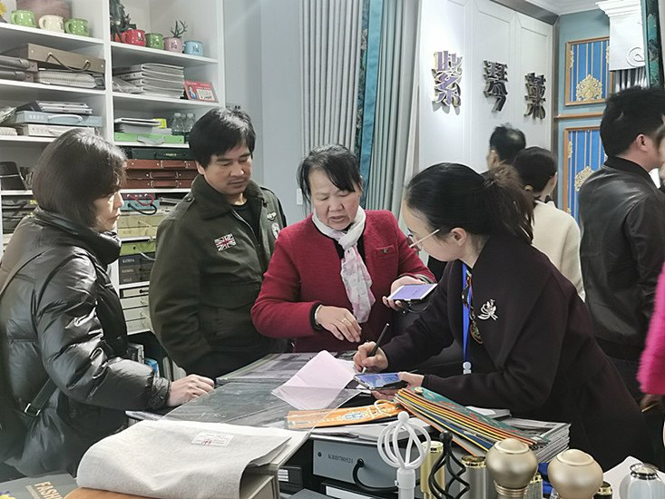 岳塘国际商贸城布艺轻纺春季展销会开展首日 销售同比增长85%