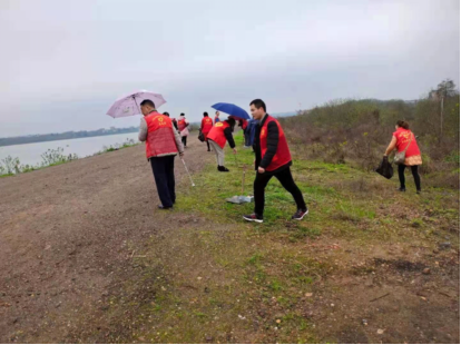 下攝司街道開展河道清理整治專項(xiàng)行動