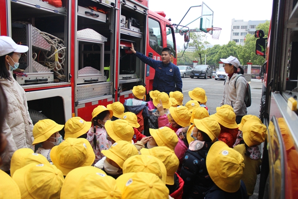 湘潭市自然树幼儿园师生到书院路消防救援站参观学习