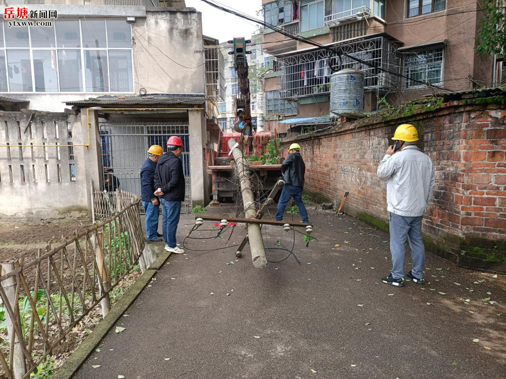 我為群眾辦實(shí)事  鴉雀塘社區(qū)傾斜的電線桿“下崗”了