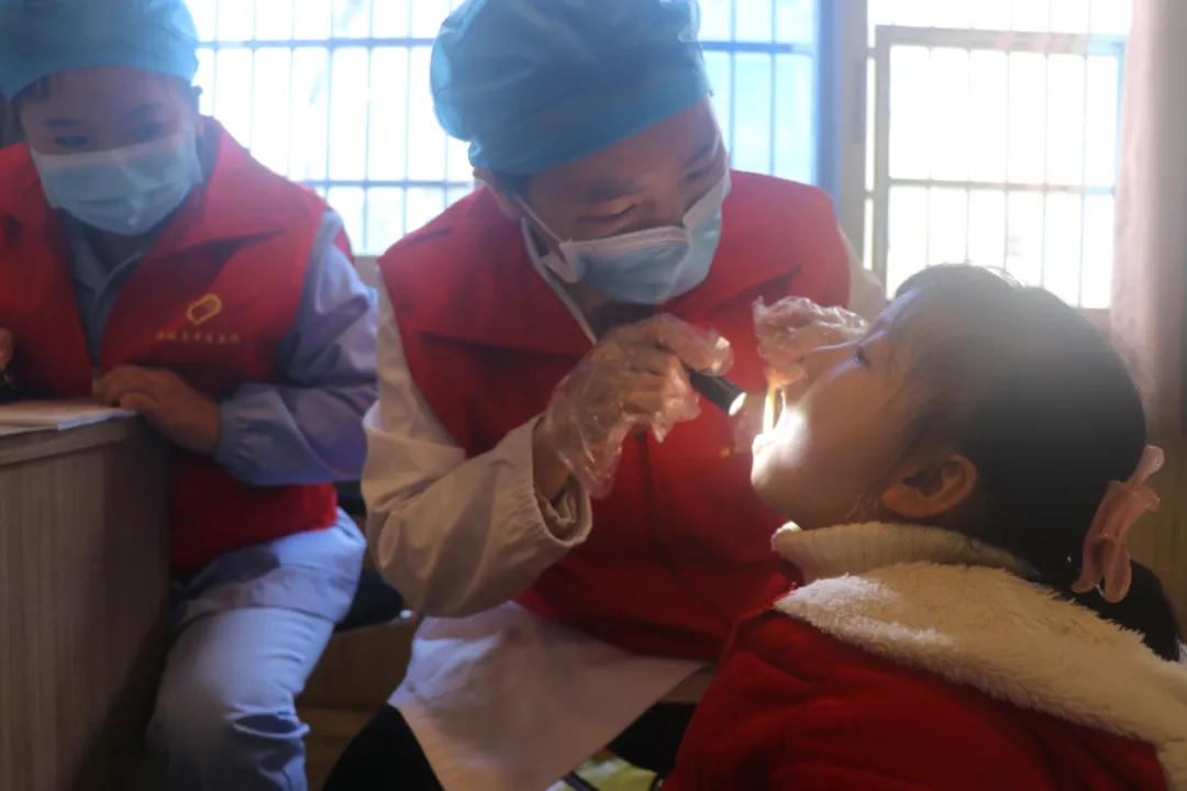 【学史力行 我为群众办实事】新时代文明实践在汝城：关爱儿童口腔健康 涂氟防龋活动进校园