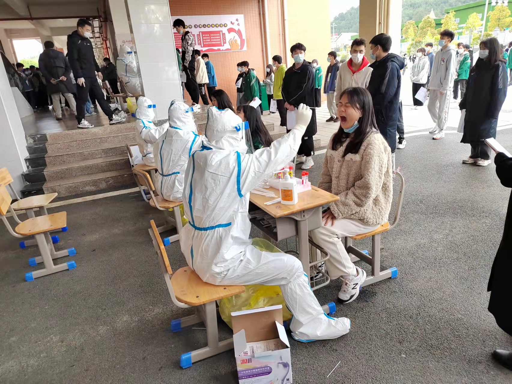 【众志成城 抗击疫情】“天使白+志愿红”助力核酸检测“加速度”