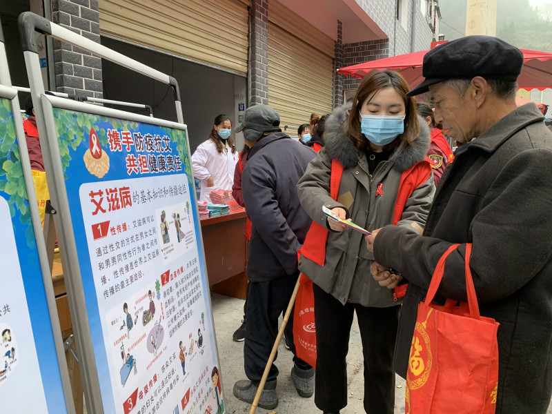 共青团古丈县委开展“携手防疫抗艾 共担健康责任”主题宣传活动