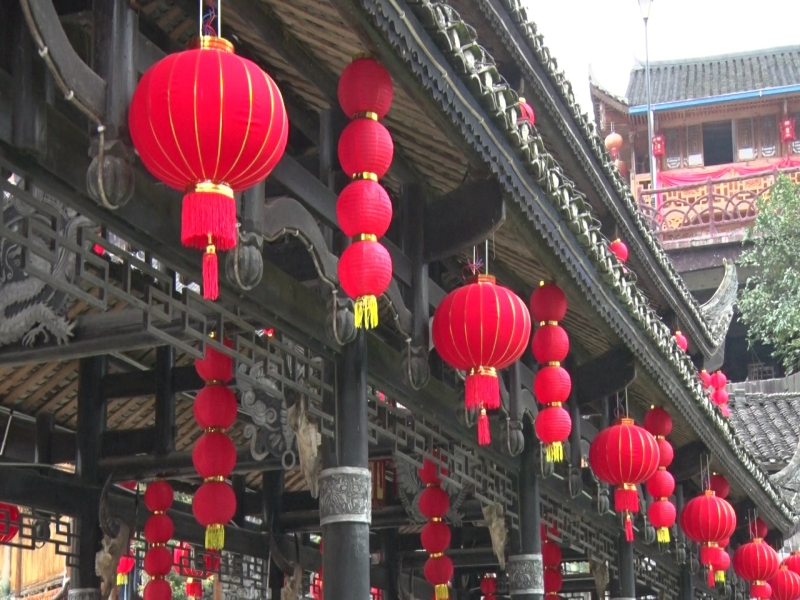 神秘湘西过大年 ：墨戎苗寨大红灯笼装扮年味浓