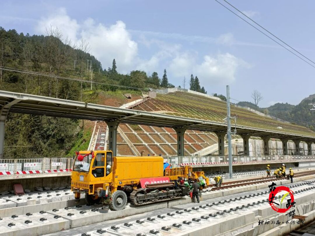 张吉怀高铁古丈西站站台完成铺轨