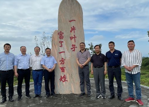 中国光大集团定点帮扶办主任赵保富和中青旅董事长康国明一行来县乡村振兴定点帮扶调研