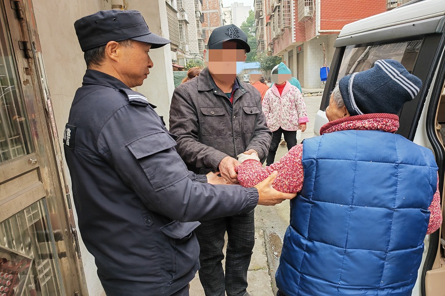 鼎城公安守护迷路老人平安回家